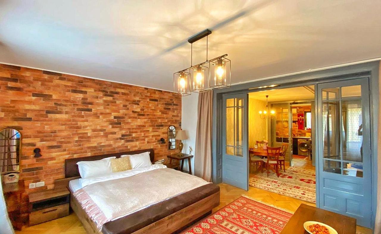 Center Bed And Beyond *